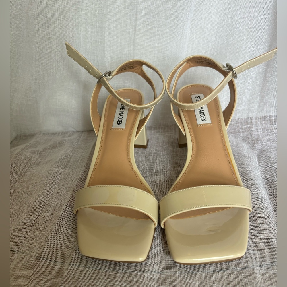 NWOB Steve Madden SZ 7.5 "GIFTED" Ivory Women's Cream Buckle Block Sandals Heels - Picture 2 of 9